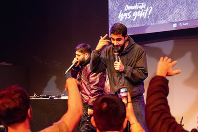 Foto: Asja Ahmetović Mittels Schreiben, Rap oder Filmdrehs erfahren die Jugendlichen Selbstwirksamkeit. Die Ergebnisse werden auch vor Publikum präsentiert.