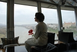 Edition zu Nový Most
(Ružena D. blickt von der Nový Most-Brücke in Bratislava in den Westen), 2008

C-Print, 60 x 40 cm, gerahmt
5 + 1 AP; hinten signiertund beschriftet

AUSRUFPREIS: 600.-