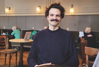 Jascha Dor von der FlüWi-Initiative erzählt von den Problemen seiner Klient:innen: Nach Erhalt des Asylstatus sei nur wenig Zeit, einen Job und eine neue Wohnmöglichkeit zu suchen.