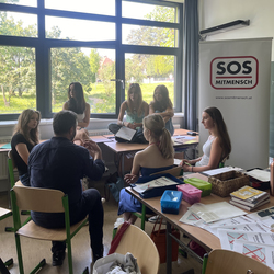 Alt:'Grafik: Foto von Schüler:innen im Rahmen des 'Demokratie für Alle' Workshops von SOS Mitmensch an der Schule ORG/RG Anton-Krieger-Gasse.