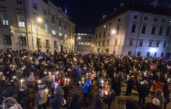 Wien, Oesterreich, 15.11.2017, Politik,  Lichterkette im Regierungsviertel.

