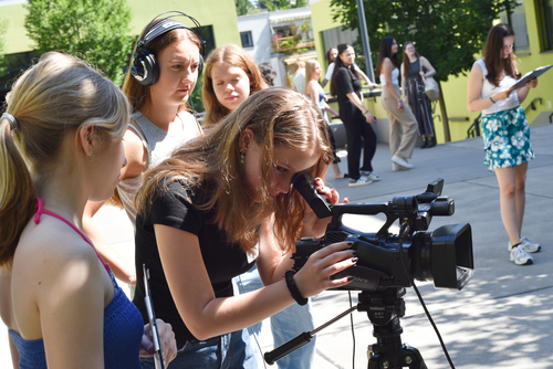 Alt:'Grafik: Foto von Schüler:innen im Rahmen des 'Demokratie für Alle' Workshops von SOS Mitmensch an der Schule ORG/RG Anton-Krieger-Gasse.