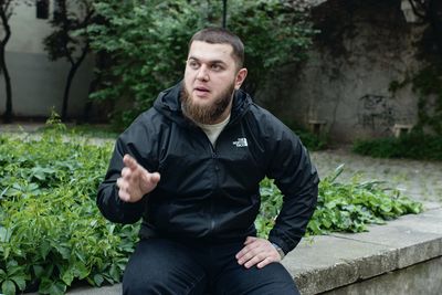 Seine Schwester und sein Vater konnten Ahmad Mitaev davon abhalten, nach Syrien zu fahren und für den IS zu kämpfen. Heute gibt er selbst Workshops und klärt auf Social Media auf.