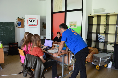 Alt:'Grafik: Foto von Schüler:innen im Rahmen des 'Demokratie für Alle' Workshops von SOS Mitmensch an der Schule ORG/RG Anton-Krieger-Gasse.