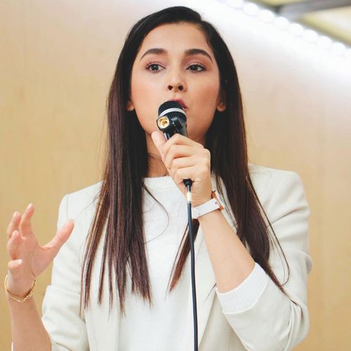Zahra Hashimi wurde im Iran geboren, wuchs in Afghanistan auf und studierte dort Mathematik. In Wien leitet sie nun die Omid Online School und arbeitet u. a. beim Verein „Fremde werden Freunde“. / Foto: Murtaza Elham