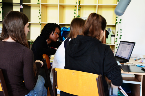 Alt:'Grafik: Foto von Schüler:innen im Rahmen des 'Demokratie für Alle' Workshops von SOS Mitmensch an der Schule ORG/RG Anton-Krieger-Gasse.