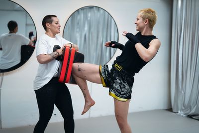 Coach Fränz Fink (re.) ist seit Herbst Teil des Karma Clubs von Birgit Wize (li.) und achtet in den Einheiten darauf, dass alle respektvoll miteinander umgehen und offen kommunizieren.
