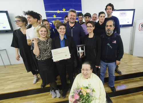 14.04.2016

Übergabe des Ute-Bock-Preises von SOS-Mitmensch im Haus der Europäischen Union an Angelika Schwarzmann (Bürgermeisterin v. Alberschwende, Vorarlberg) und d. Initative 'Refugee Convoy'