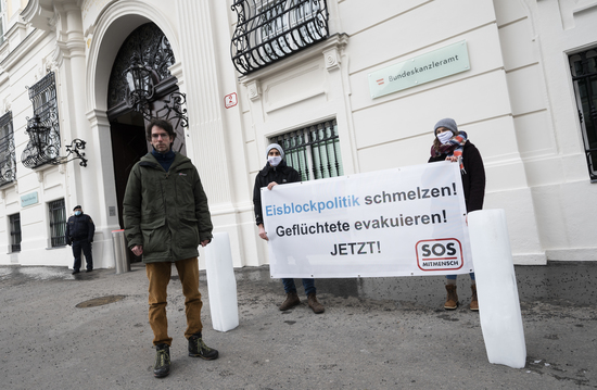 WIEN, OESTERREICH - 19. JAENNER: Protestaktion SOS Mitmensch gegen Politik der Kälte gegenüber Geflüchteten 'Wir stellen demBundeskanzler einen Eisblock auf' am Ballhausplatz vor dem Bundeskanzleramt am 19. Jaenner 2021 in Wien, Oesterreich.