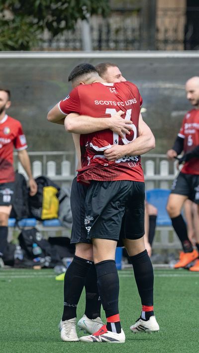 Auf dem Fußballplatz schwer erwünscht: Innige Umarmungen zwischen Männern.