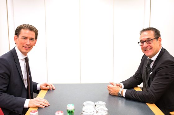 Download von www.picturedesk.com am 14.11.2017 (14:17). 
*** SERVICEBILD *** A handout photo made available by the Austrian Peoples Party shows Austrian Foreign Minister and the leader of the Austrian Peoples Party (OeVP), Sebastian Kurz (L) welcomi