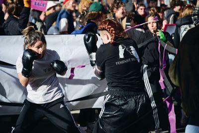 Irina Kachapova (links) bei der Demonstration zum Weltfrauen*Tag mit einem mobilen Boxring der Feminist Fighters Union.