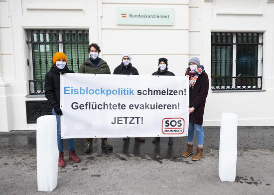 WIEN, OESTERREICH - 19. JAENNER: Protestaktion SOS Mitmensch gegen Politik der Kälte gegenüber Geflüchteten 'Wir stellen demBundeskanzler einen Eisblock auf' am Ballhausplatz vor dem Bundeskanzleramt am 19. Jaenner 2021 in Wien, Oesterreich.