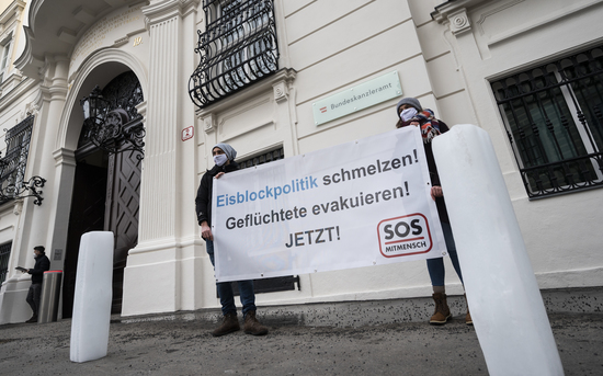 WIEN, OESTERREICH - 19. JAENNER: Protestaktion SOS Mitmensch gegen Politik der Kälte gegenüber Geflüchteten 'Wir stellen demBundeskanzler einen Eisblock auf' am Ballhausplatz vor dem Bundeskanzleramt am 19. Jaenner 2021 in Wien, Oesterreich.