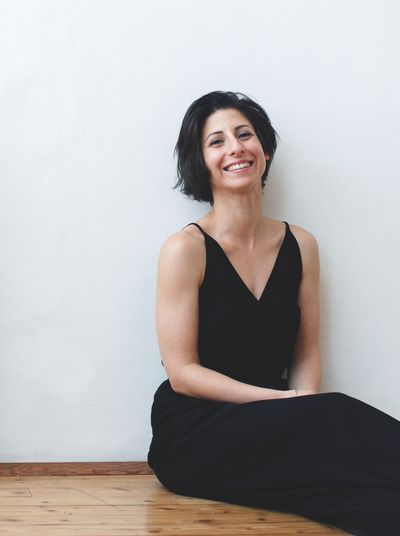 Burgtheater-Schauspielerin und Vorsitzende von SOS Mitmensch Zeynep Buyraç spricht inzwischen gern über ihre Zuwanderungsgeschichte, da diese vor allem jungen Menschen Mut machen könne.