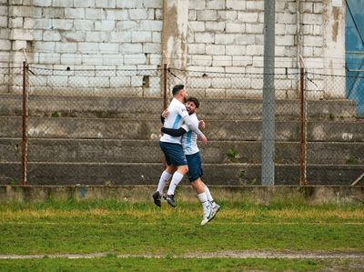 Fußball liefert Rituale und Zugehörigkeit. Aufgrund der Größe des Sports und des Angebots landen junge Männer hier viel eher als bei anderen Sportarten wie Basketball oder Eishockey.