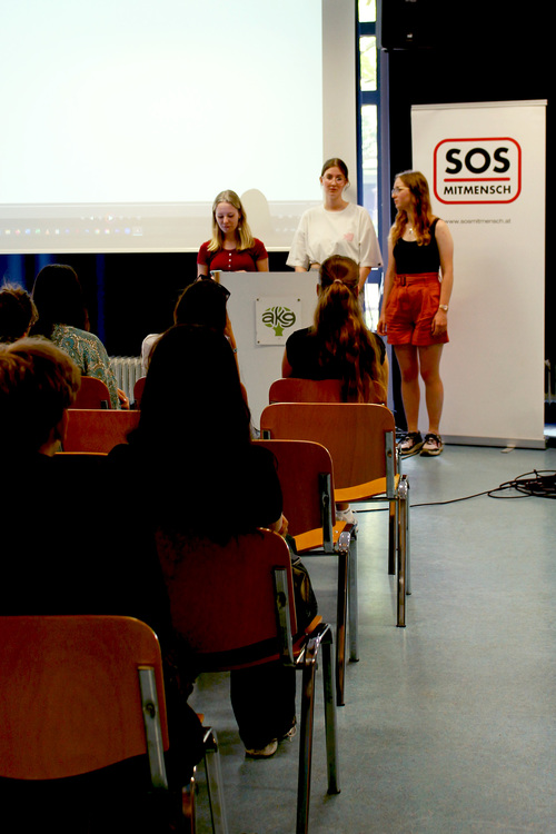 'Demokratie für Alle' Workshop 2024 / SOS Mitmensch / Maiko Sakurai Alt:'Grafik: Foto von Schüler:innen im Rahmen des 'Demokratie für Alle' Workshops von SOS Mitmensch an der Schule ORG/RG Anton-Krieger-Gasse.