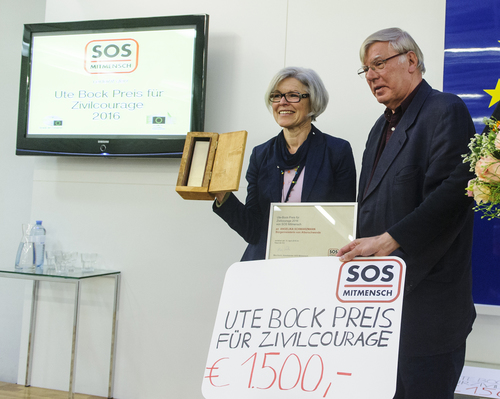 Preisübergabe an Angelika Schwarzmann von Max Koch, Foto/Copyright Martin Juen