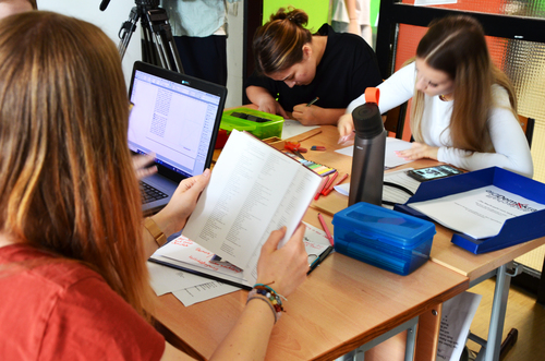 Alt:'Grafik: Foto von Schüler:innen im Rahmen des 'Demokratie für Alle' Workshops von SOS Mitmensch an der Schule ORG/RG Anton-Krieger-Gasse.