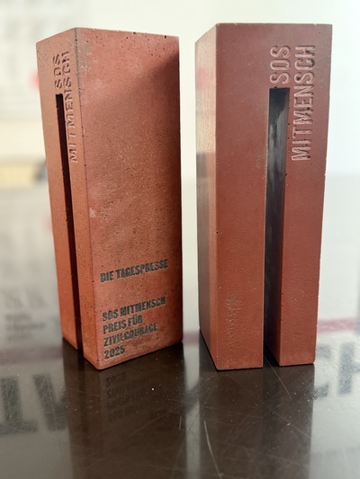 Preisstatuen SOS Mitmensch Preis für Zivilcourage 2025 / SOS Mitmensch ©SOS Mitmensch. Preisstatuen SOS Mitmensch Preis für Zivilcourage 2025