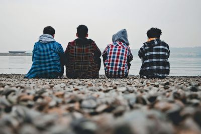 Politik und Medien tun oft so, als wäre 'Migrant sein' eine Eigenschaft oder Berufsbezeichnung von Jugendlichen. Dabei müssen junge migrantische Männer oft als Sündenböcke herhalten.
