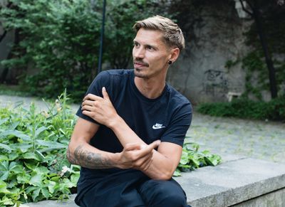 Fabian Reicher begegnet den Jugendlichen auf Augenhöhe und ermutigt sie, ihre Geschichten in ihren eigenen Worten zu erzählen.