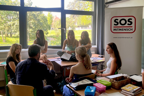 Alt:'Grafik: Foto von Schüler:innen im Rahmen des 'Demokratie für Alle' Workshops von SOS Mitmensch an der Schule ORG/RG Anton-Krieger-Gasse.