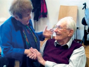 Spontaner Händedruck von Oskar Gröning mit Eva Kor. Der SS-Unterscharführer war zwischen 1942 und 1944 im KZ-Auschwitz und stand 2015 wegen Beihilfe zum 300.000-fachen Mord vor Gericht.