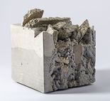 Hart und weich zugleich, 2022

Gips, Beton und Lack, ca. 19 x 19 x 23 cm
auf der Unterseite signiert und beschriftet

Ausrufpreis: 650,-
