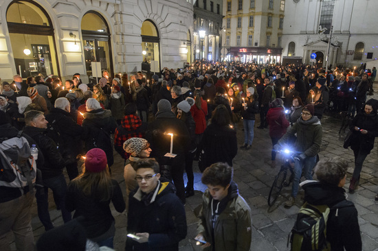 Wien, Oesterreich, 15.11.2017, Politik,  Lichterkette im Regierungsviertel.

