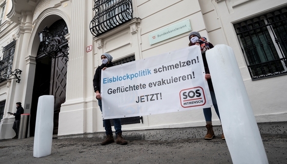 WIEN, OESTERREICH - 19. JAENNER: Protestaktion SOS Mitmensch gegen Politik der Kälte gegenüber Geflüchteten 'Wir stellen demBundeskanzler einen Eisblock auf' am Ballhausplatz vor dem Bundeskanzleramt am 19. Jaenner 2021 in Wien, Oesterreich.